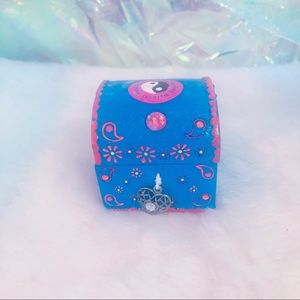 vintage 2000s claire’s trinket box with yin yang